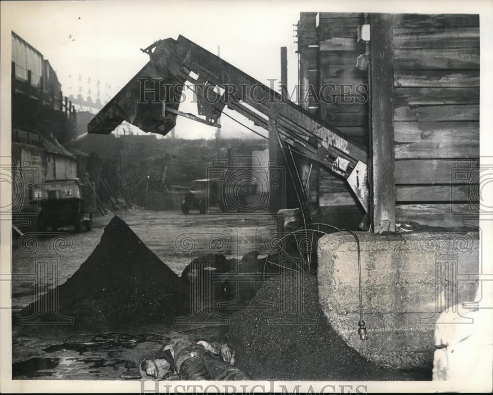 1936 Press Photo Two People Electrocuted While Loading Coal in Washington D.C. - Historic Images