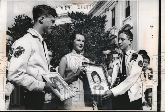1962 Press Photo Pamela Turnure accepts photos by E. Joseph & M. Moyles - Historic Images