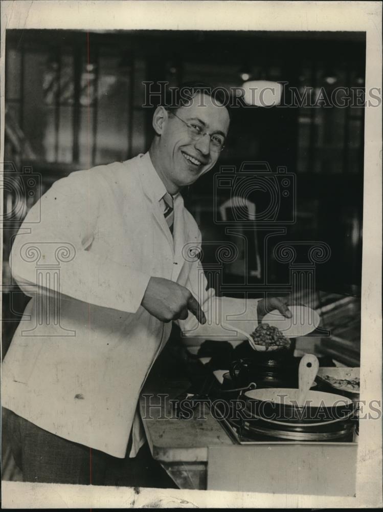 1929 Press Photo Johnny Scott at stove with ham &amp; beans meal at NW Univ - Historic Images