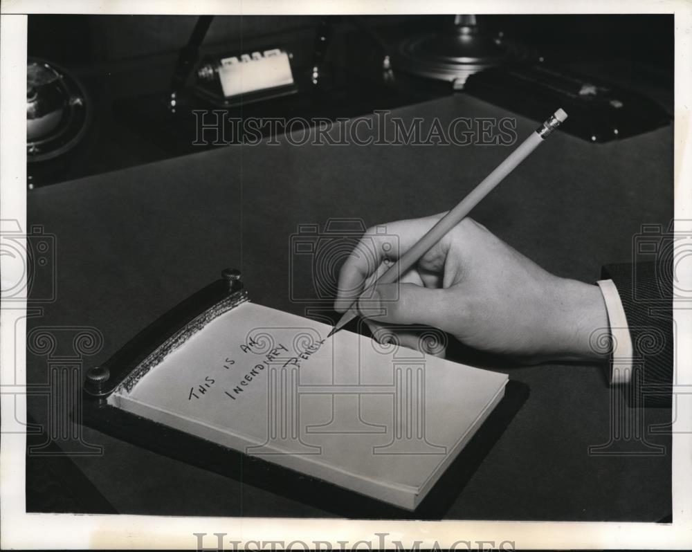 1941 Press Photo DJ Parsons demoes incendiary pencil used in sabotage - Historic Images