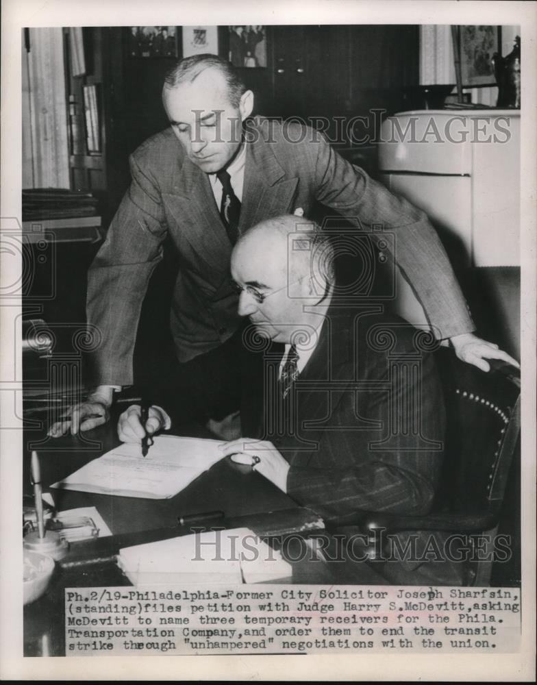 1949 Press Photo City Solictor Joseph Sharfsin files petition w/ Judge McDevitt - Historic Images