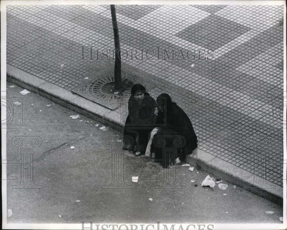 1963 Press Photo Women Discuss To The Sea Parade in La Paz - Historic Images