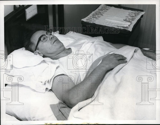 1959 Press Photo Photographer Harold Norman in Illinois hospital after injury - Historic Images