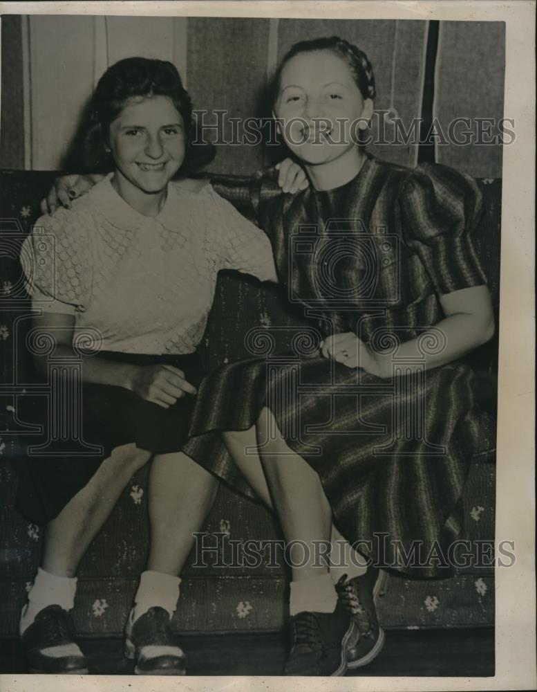 1939 Press Photo Leona Singer And Eliese Felsenthal Friends And Roommates - Historic Images