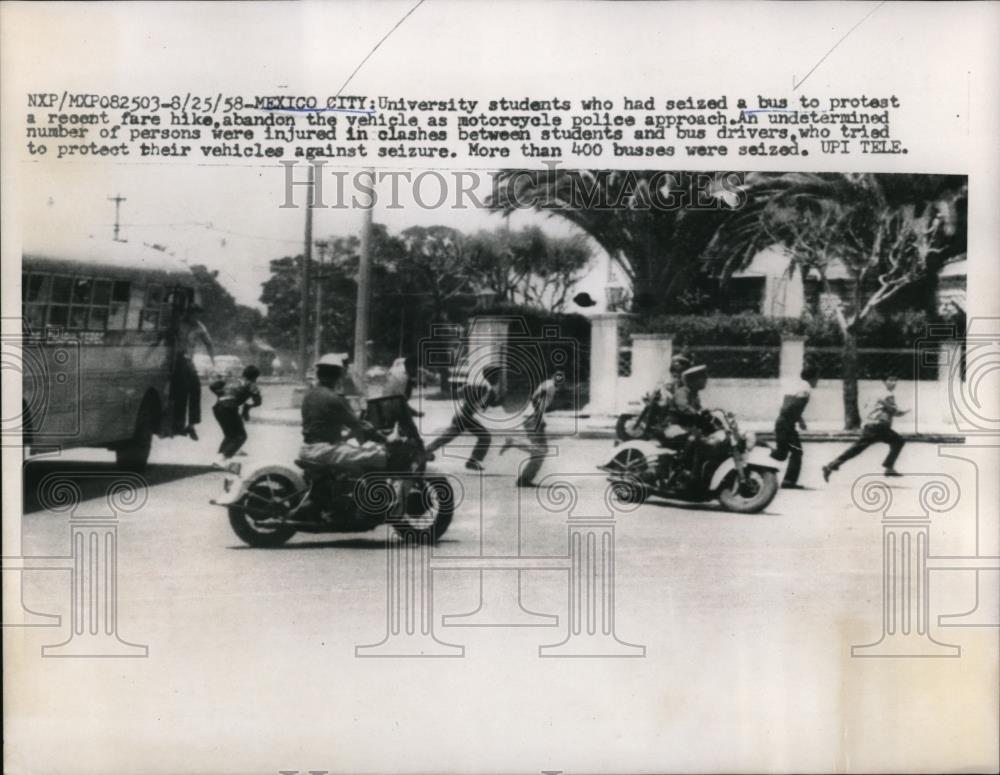 1958 Press Photo University students abandon bus as police approach - Historic Images