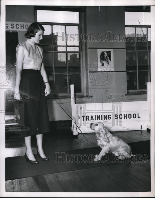 1951 Press Photo Dorothy Spalthoff Trains Her Cocker Spaniel "Spaats" - Historic Images