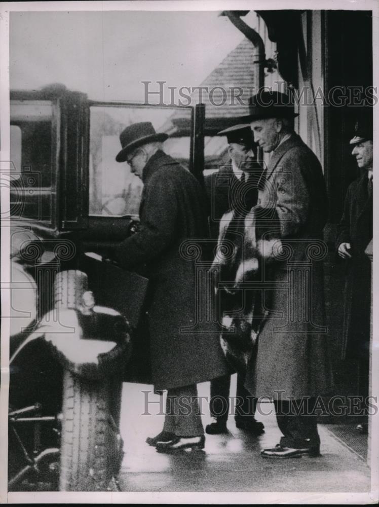 1936 Press Photo Ramsey MacDOnald and Sir John Simon leave Wolferton Station on - Historic Images