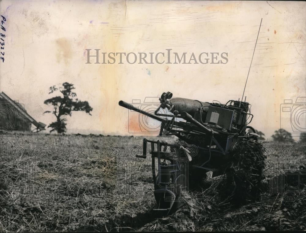 1946 Press Photo Barnet England a radio controlled farm tractor developed by - Historic Images