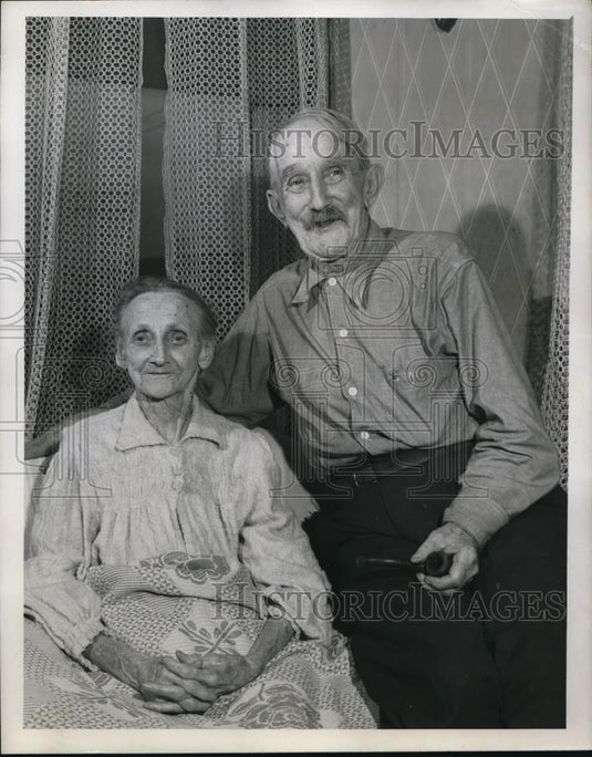 1946 Press Photo William and Hannah Tuttle married 69 years ago while sitting in - Historic Images