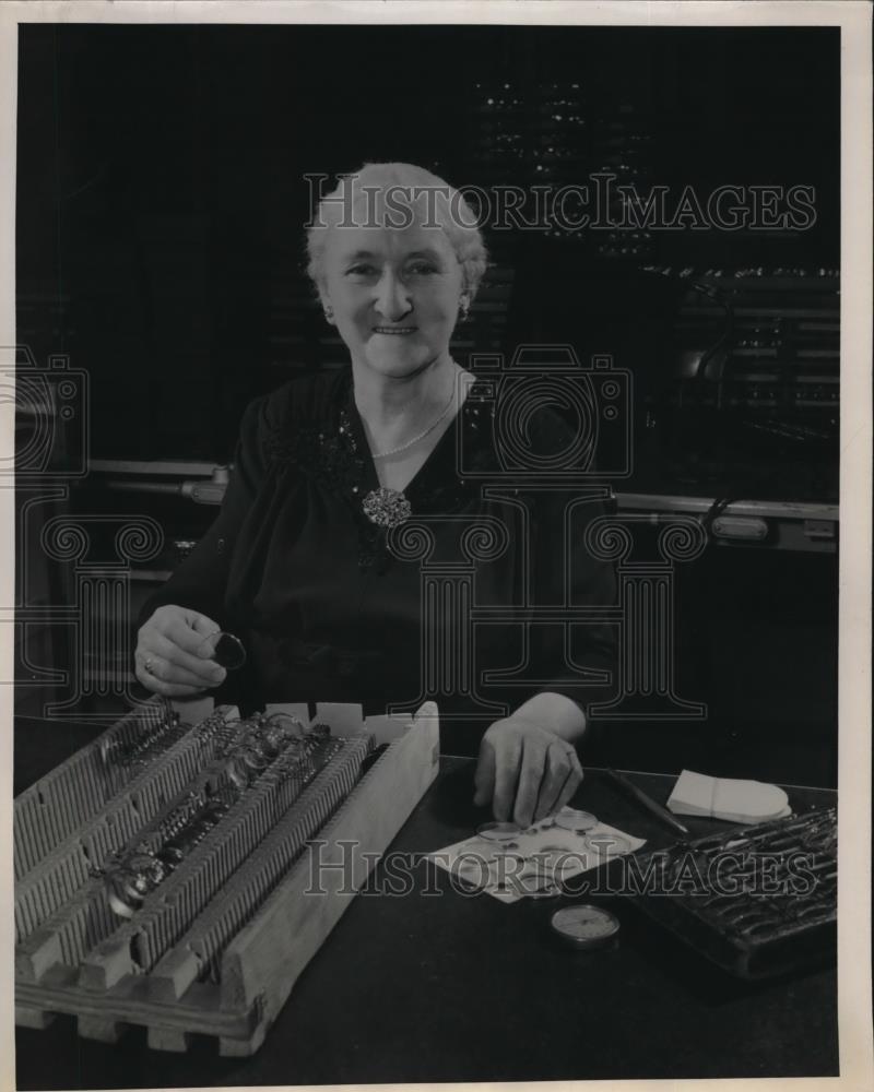 Press Photo American Optical Company Celebrates 60 Years Of Continuous Service - Historic Images