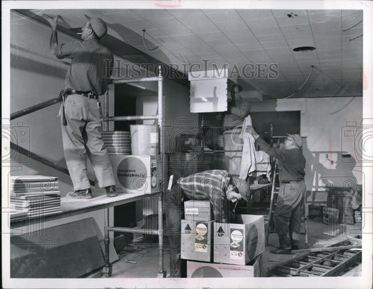 1959 Press Photo Workmen putting finishing touches on memorial in Painesville - Historic Images
