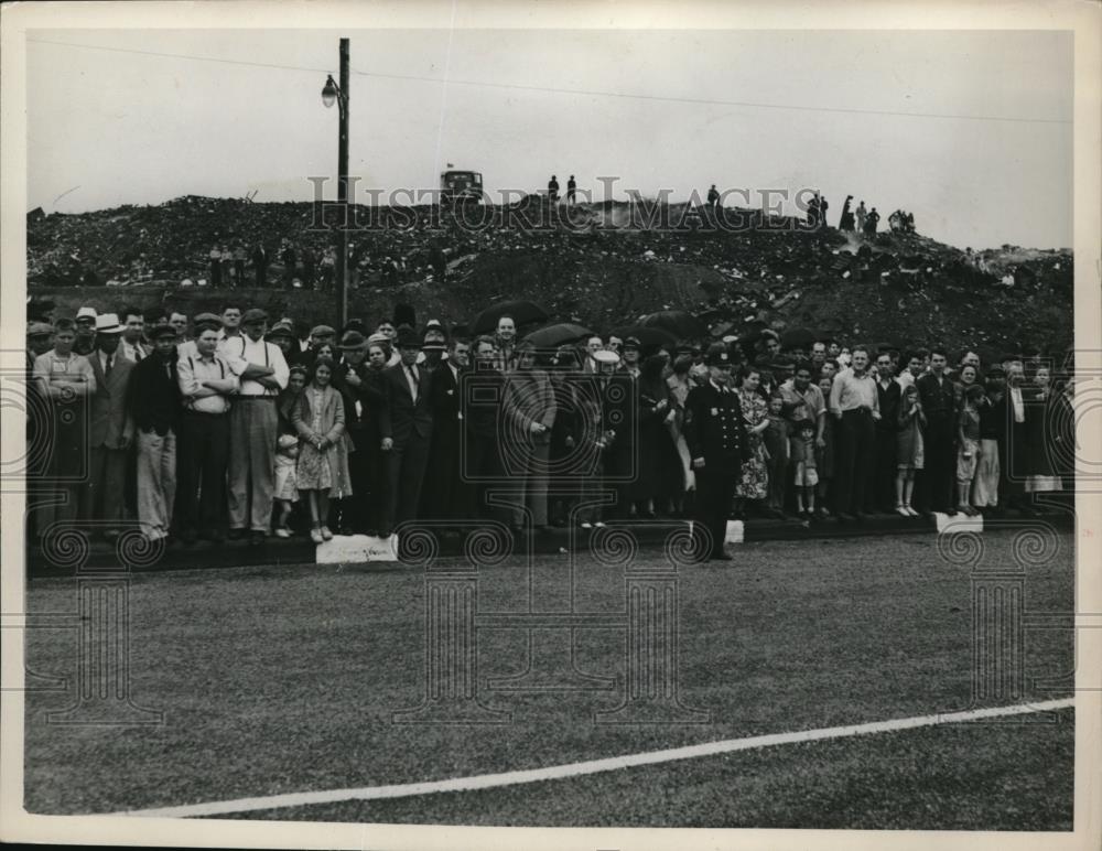 1938 Press Photo Part Of Crowd In Background Gathering - Historic Images