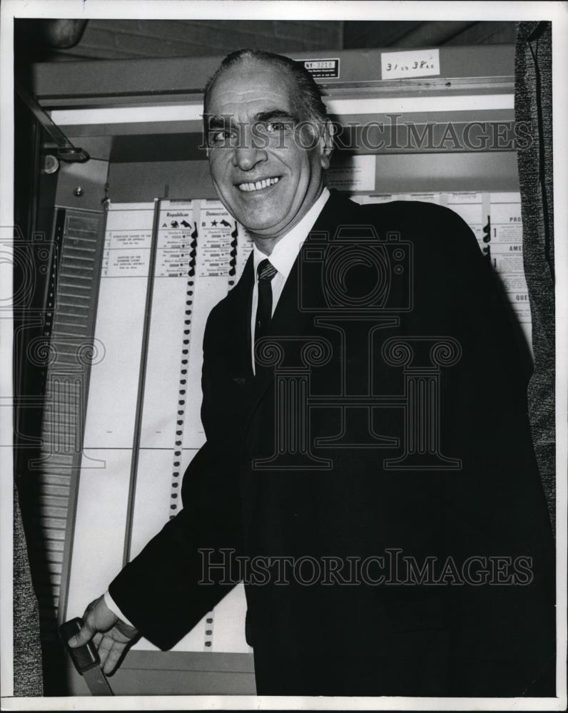 1967 Press Photo Anthony J. Travia, New York State Assembly Speaker, voting - Historic Images