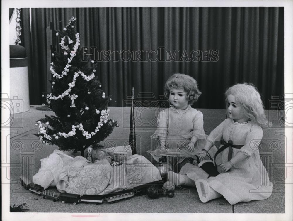 Press Photo Doll display at Westgate shopping center in Cleveland Ohio - Historic Images