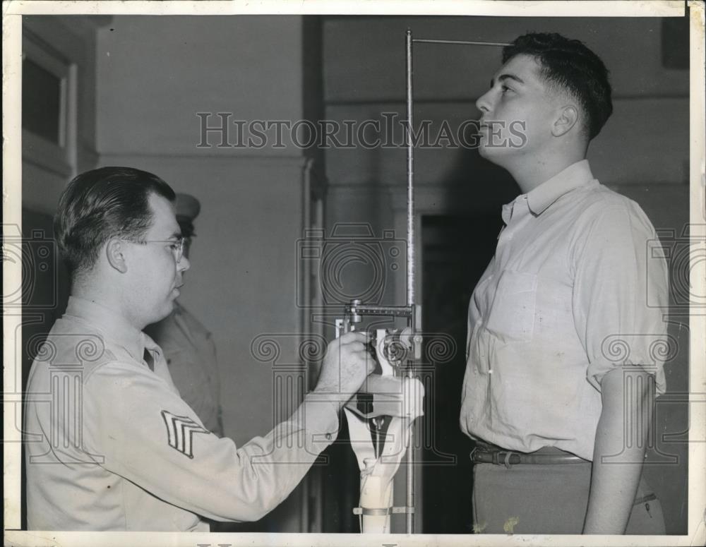 1944 Press Photo La Calif Sidney Chaplin at Army induction with Sgt J Puriell - Historic Images