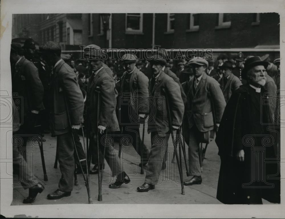 1920 Press Photo Wounded men marching through Westminster - Historic Images