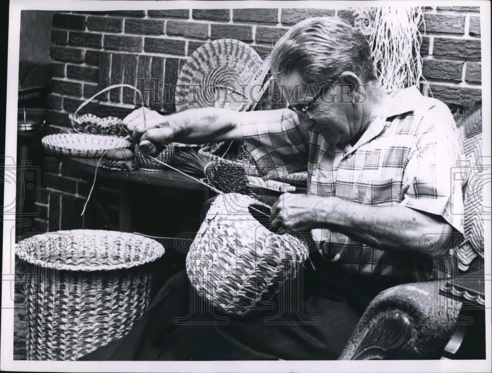 1965 Press Photo John Boecke, 65, weaving - Historic Images