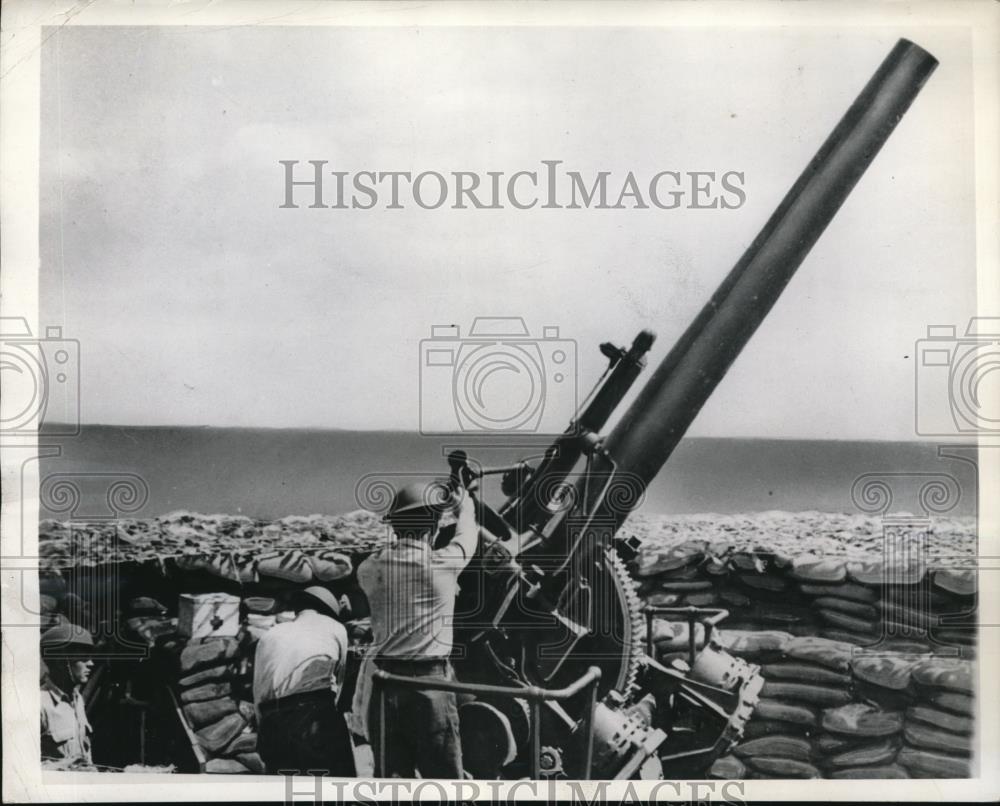 1942 Press Photo Naval Anti-Aircraft Emplacement at a Pacific Base - Historic Images