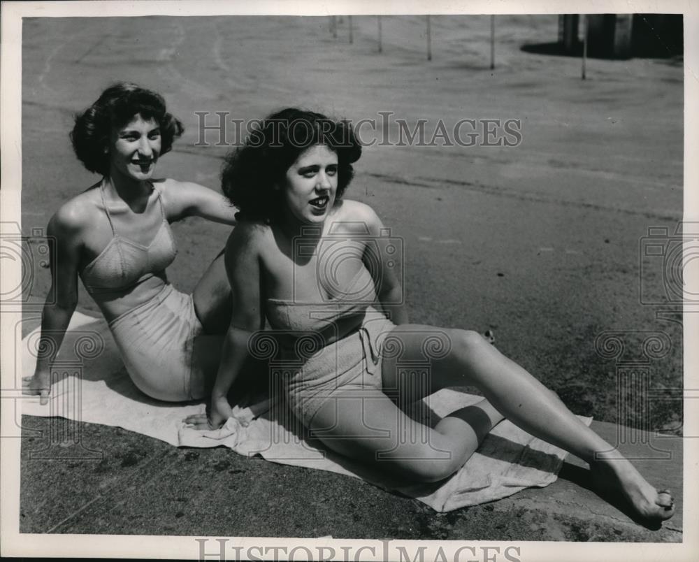 1949 Press Photo Margaret Mullin and Elen Pintarick at Brookside - Historic Images