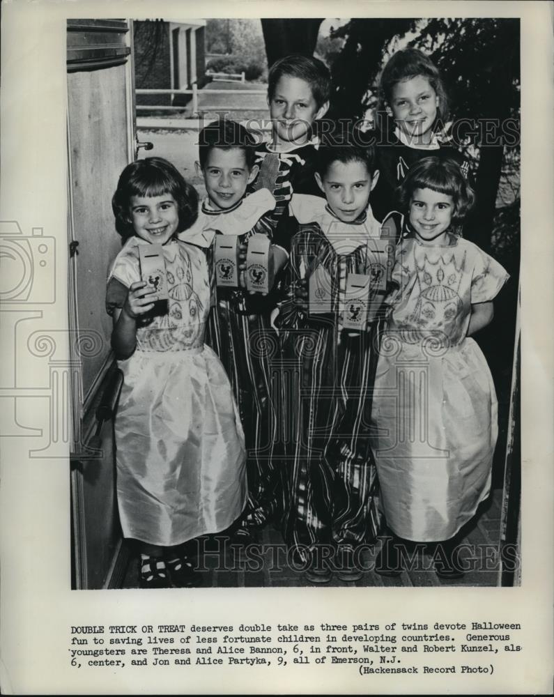 1965 Press Photo Three Pairs of Twins Trick or Treat inEmerson, New Jersey. - Historic Images