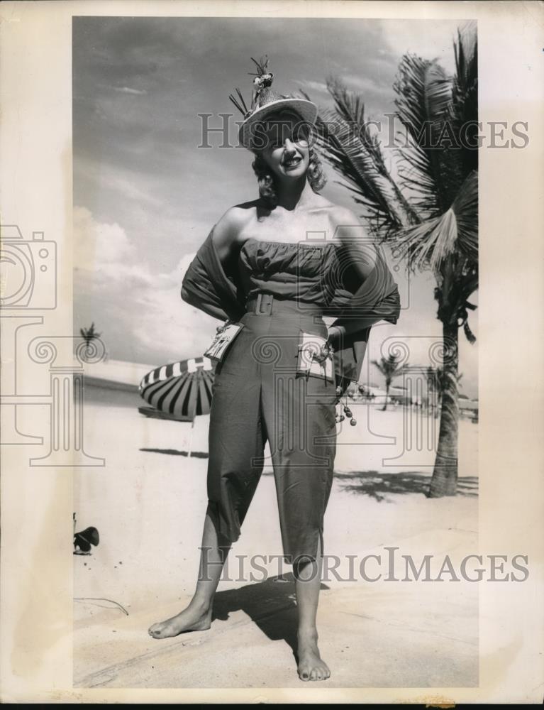 1951 Press Photo Puerto Rico made two piece Play suit straw mat Pockets. - Historic Images