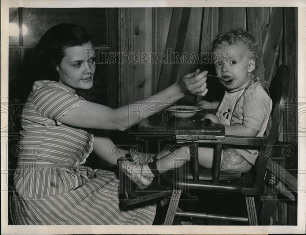 1947 Press Photo Barbara Smith Feeding Two Year Old Son Henry III - Historic Images