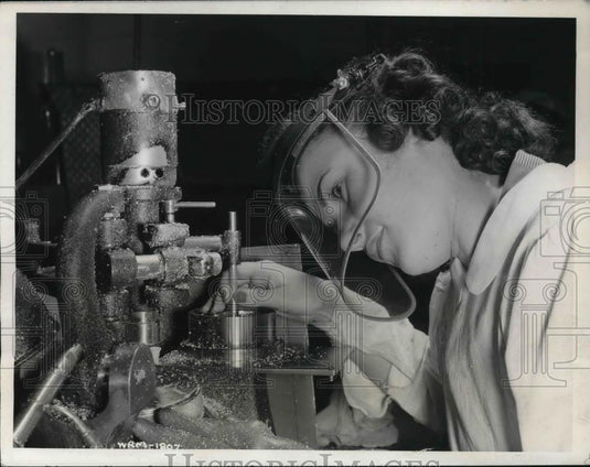 1942 Press Photo Alma Lizotte, dedicated to Canada's industrial war effort are - Historic Images