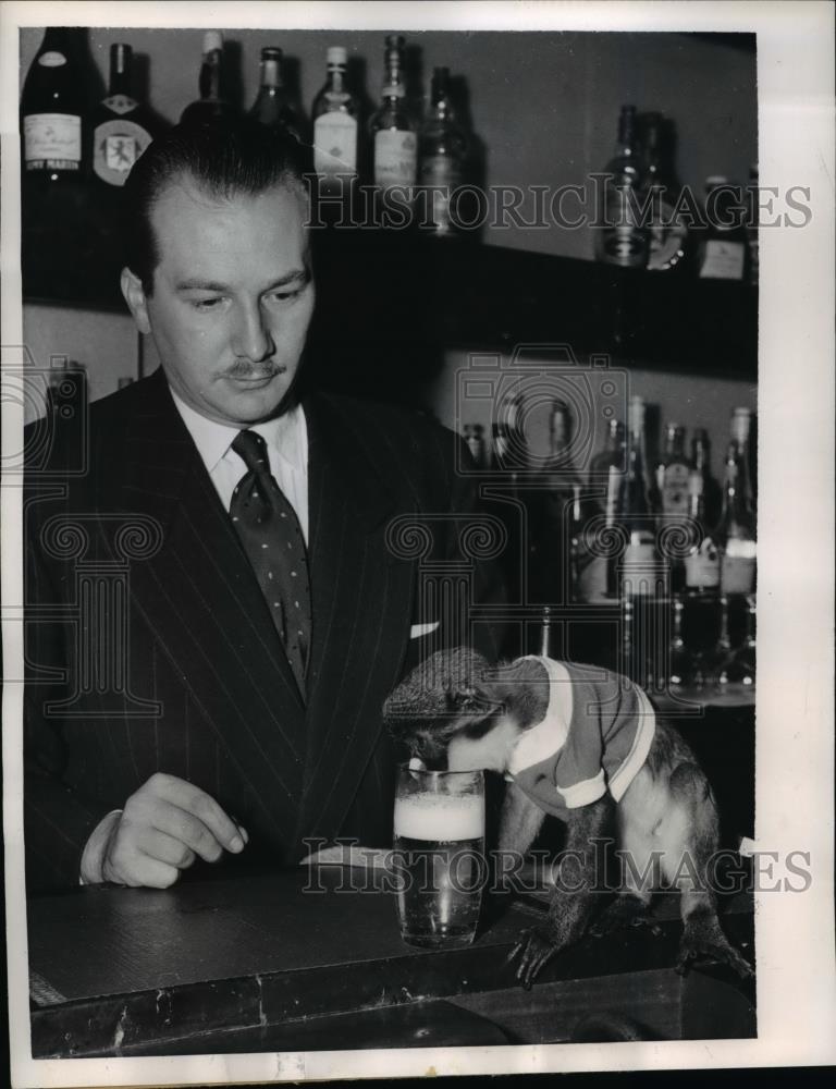 1956 Press Photo Closerie Paris Restaurant Paris Monkeyshines Kiki of Passy - Historic Images