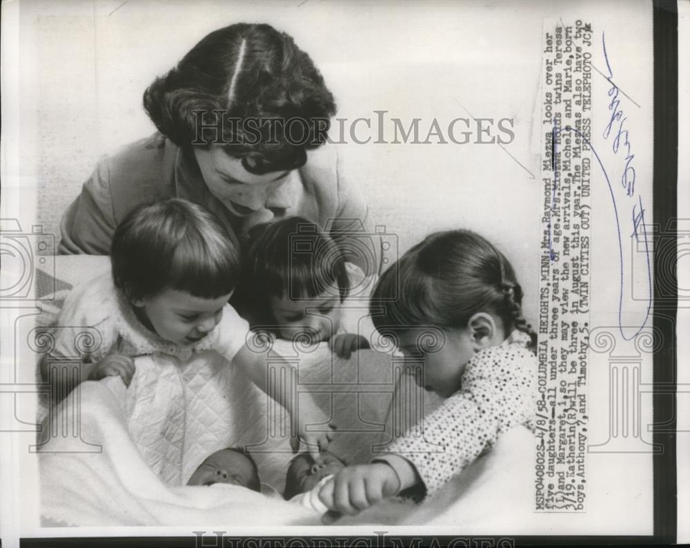 1958 Press Photo Mrs. Raymond Miezwa Looks Over Her Five Daughters - Historic Images