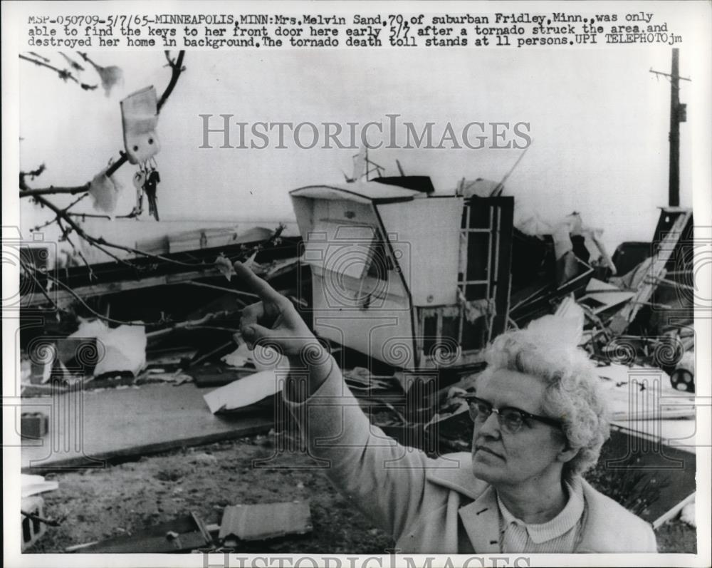 1965 Press Photo Melvin Sand, 70, finds key to front door after tornado strikes - Historic Images