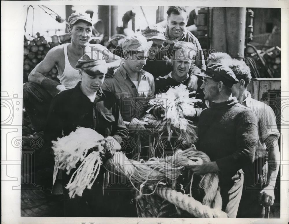 1946 Press Photo Members of the crew of the Elizabete which arrived at Port Wale - Historic Images