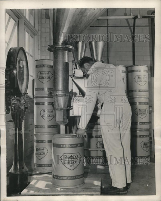 1948 Press Photo Staley's Glutamate is packed under sanitary conditions to the - Historic Images