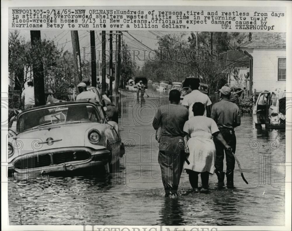 1965 Press Photo Citizens wade in water waiting for the chance to return home - Historic Images