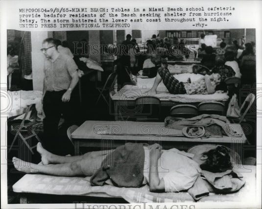 1965 Press Photo Miami Beach school cafeteria serves as shelter after tornado - Historic Images