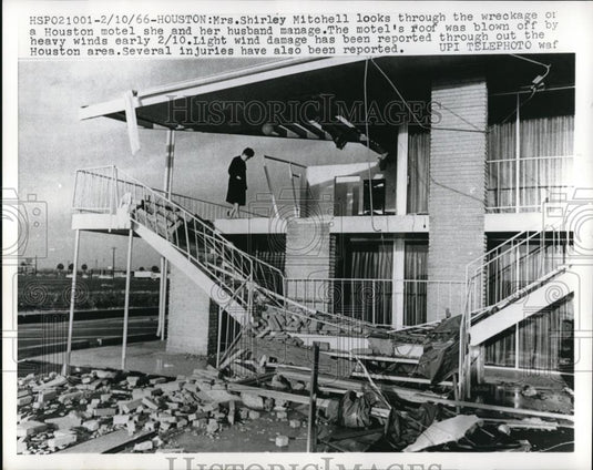 1966 Press Photo Shirley Mitchell looks through hotel wreckage she manages - Historic Images