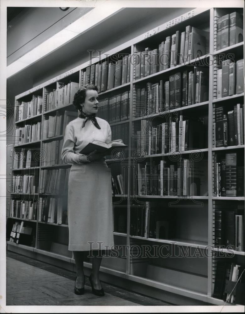 1956 Press Photo Mrs. Betty L. Miller At V.P. Grant Elementary - Historic Images