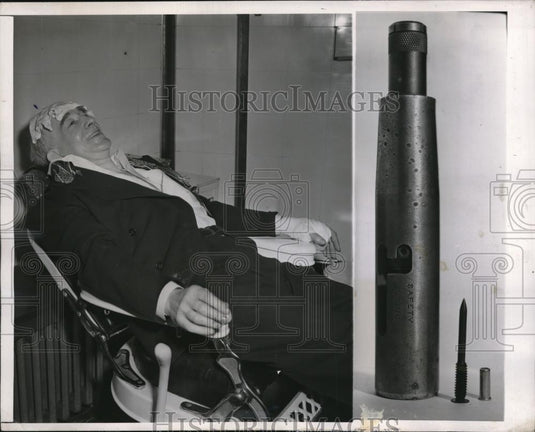 1948 Press Photo Richard Reidy in doctor's office in Chicago after bullet injury - Historic Images