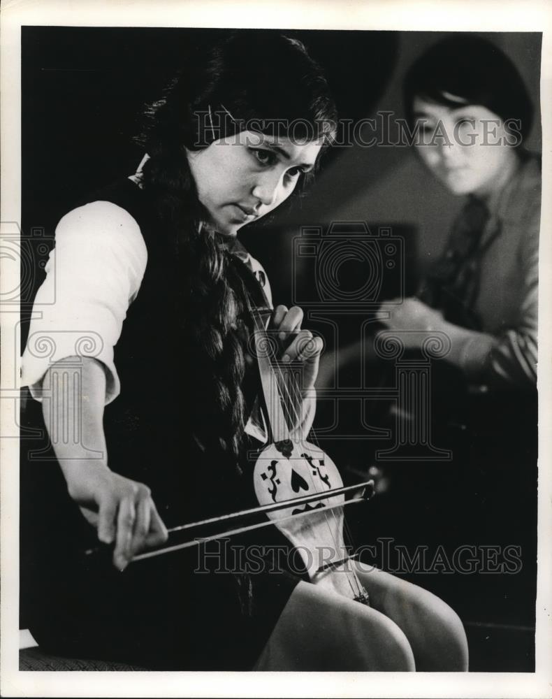 1971 Press Photo Aima Ata USSR Zhumatai Shamenova, Sholpan Apsalykova play kobya - Historic Images