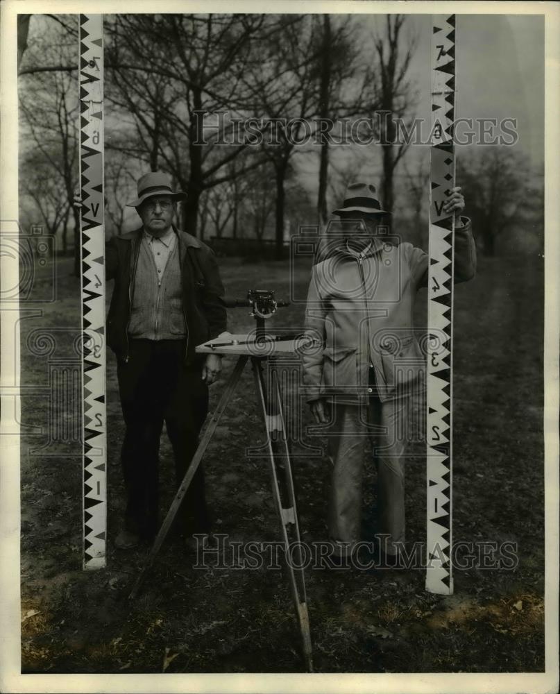 1943 Press Photo Men Participate In Department Of Interior Geological Survey - Historic Images