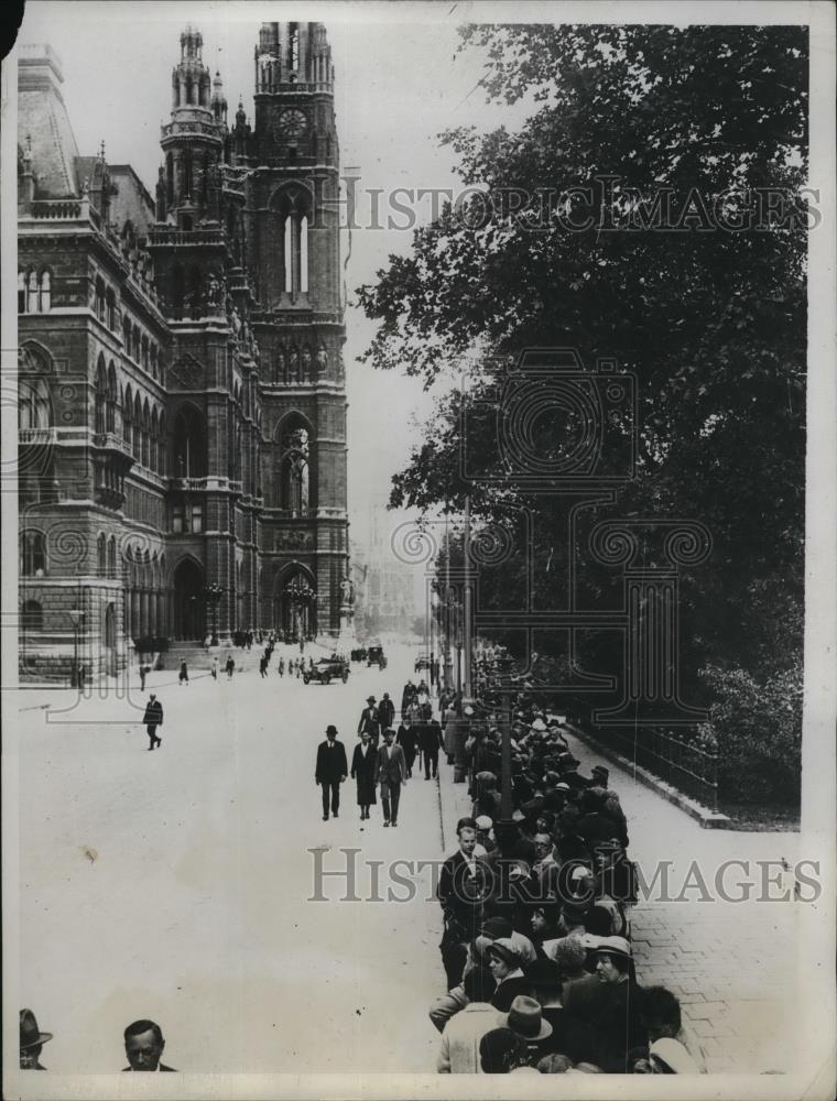 1934 Press Photo Vienese funeral of Chancellor Bullfuss at City Hall - Historic Images