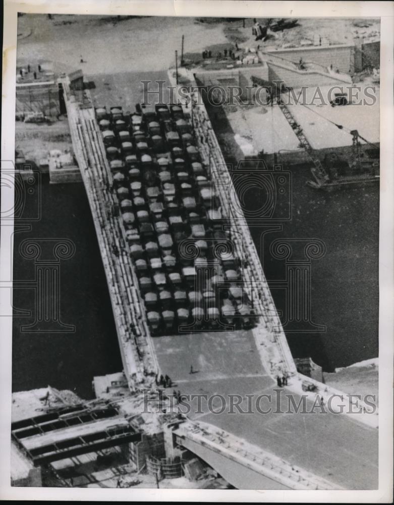 1952 Press Photo One Hundred Fully Loaded Turcks on the new Corneille Bridge - Historic Images