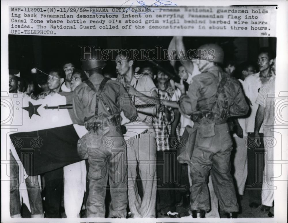 1959 Press Photo Panama National Guardsmen Hold Back Panamanian Demonstrators - Historic Images