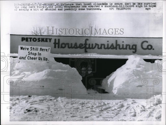 1962 Press Photo Shopkeeper Makes Snowbank-Billboard Sign - Historic Images