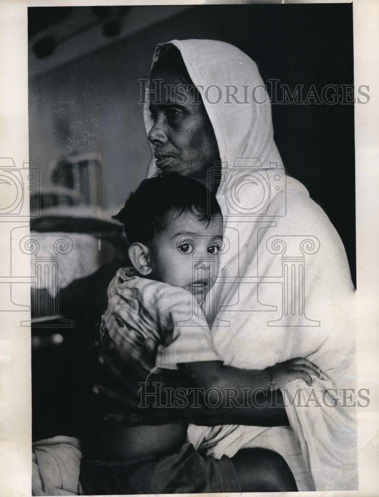 1969 Press Photo East Pakistani child nursed by his mother in rural clinic - Historic Images