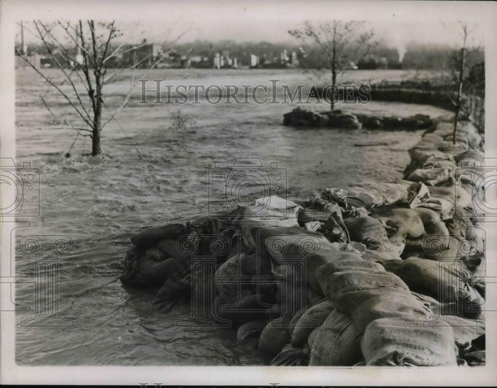 1937 Press Photo Washington DC dikes of sandbags erected as rising waters of the - Historic Images