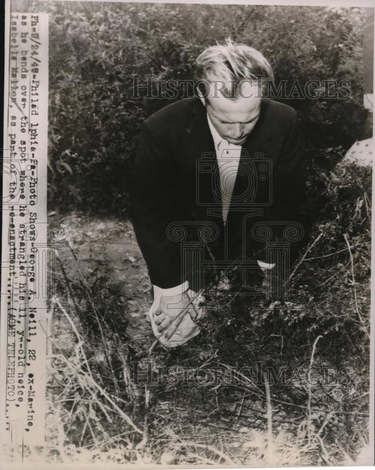 1947 Press Photo George Neill re-enactment of how he strangled his niece. - Historic Images