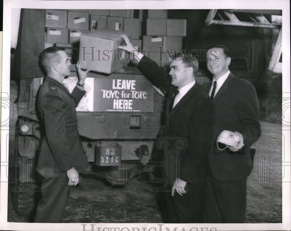 1963 Press Photo Fred Donnell Donates 1,001 in &quot;Toys For Tots&quot; Greater Cleveland - Historic Images