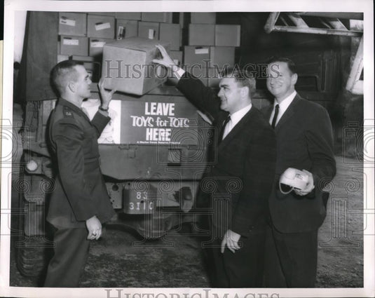 1963 Press Photo Fred Donnell Donates 1,001 in "Toys For Tots" Greater Cleveland - Historic Images