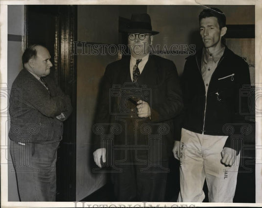 1939 Press Photo Ralph Sweitzer Glares At His Daughters Kidnapper As He Walks By - Historic Images