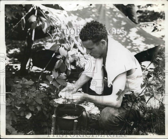 1942 Press Photo Sgt. James L. Warnington Uses Helmet As Wash Basin - Historic Images